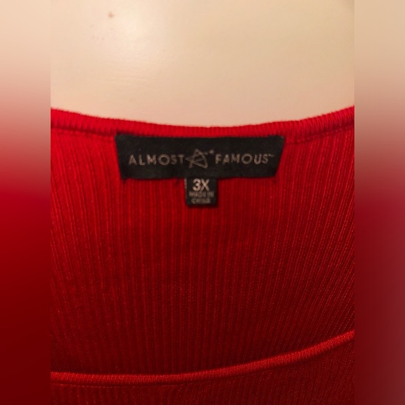 cute red detailed sleeve top - Picture 3 of 3